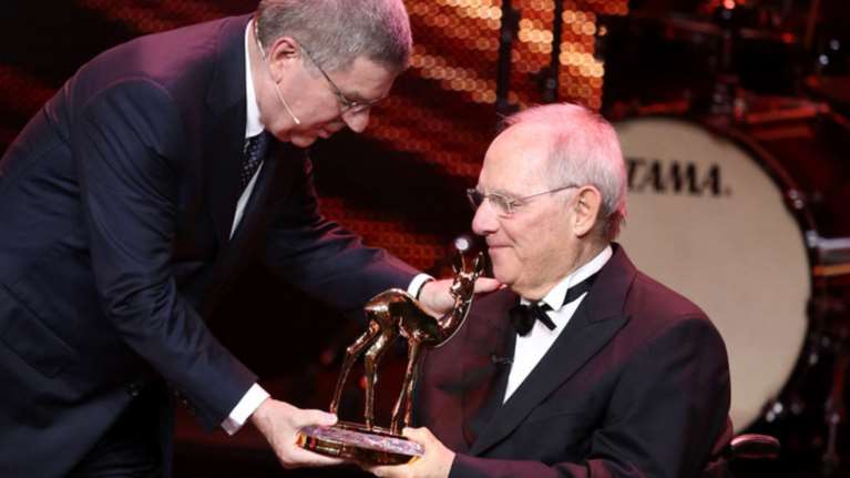 H βράβευση Σόιμπλε, η ατάκα Μέρκελ και η Ελλάδα