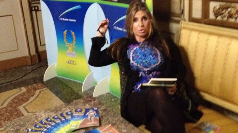 Μίνα Παπαθεοδώρου Βαλυράκη: Η τέχνη της ...ταχύτητας στο φουλάρι