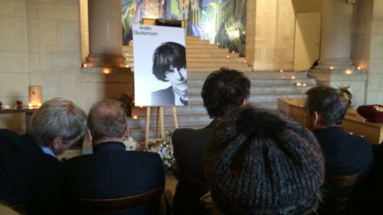 Ο Σαρκοζί δίπλα δίπλα με τα «παιδιά του Μάη» του 68 στην κηδεία Glucksmann