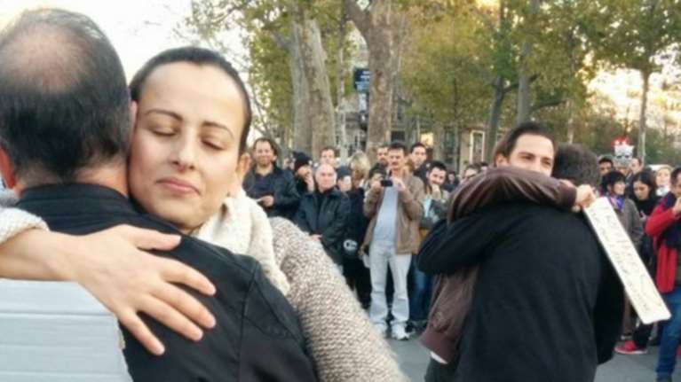Χιλιάδες Γάλλοι μοιράζουν αγκαλιές στην πλατεία Δημοκρατίας