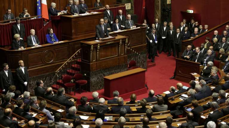 Το γαλλικό κοινοβούλιο τραγουδά τη Μασσαλιώτιδα