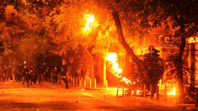 Επεισόδια στα Εξάρχεια μετά την ειρηνική πορεία (φωτό)