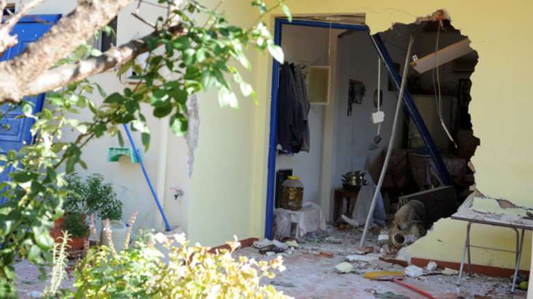 Εικόνες χάους και καταστροφής μετά τα φονικά Ρίχτερ