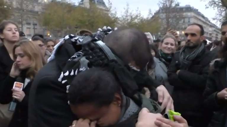 Συγκλονιστικό βίντεο: «Είμαι μουσουλμάνος. Με εμπιστεύεστε;»