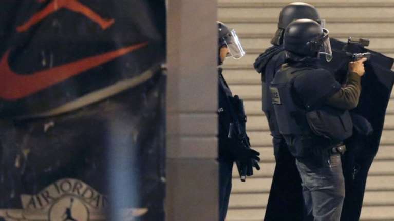 Aληθινές μάχες στους δρόμους του Σεν Ντενί