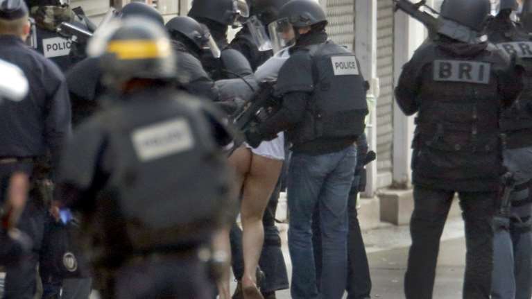 Γυμνό συνέλαβαν τον τρομοκράτη στο διαμέρισμα