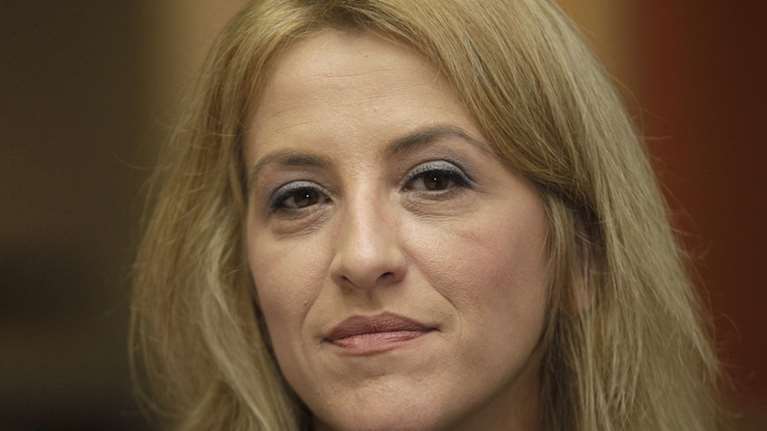 Αγνώριστη η Ρένα Δούρου με αφέλειες και σιδεράκια! Η ριζική αλλαγή της