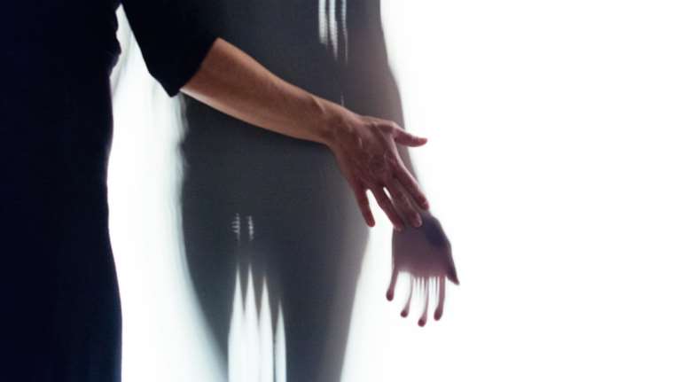 «Σκοτεινές Γλώσσες»: Ένα ψυχολογικό θρίλερ με πολλές ανατροπές, στο ΠΟΡΤΑ