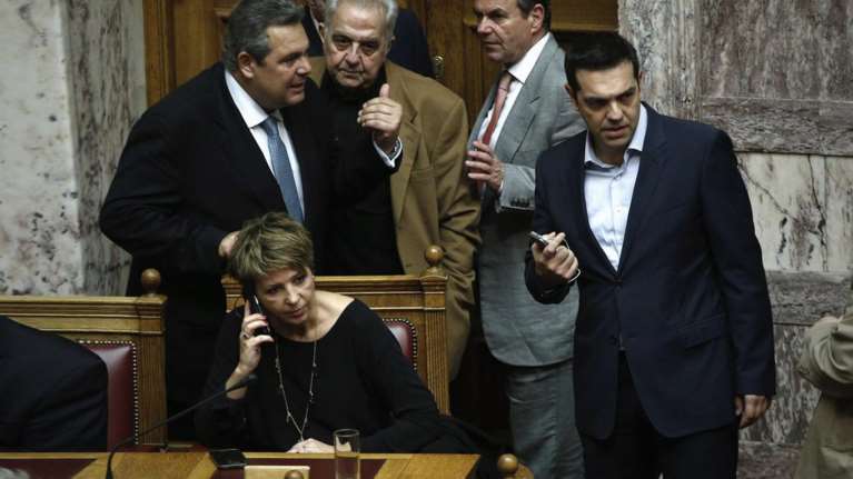 Οι 155 έγιναν 153 στο πρώτο τεστ αντοχής της κυβέρνησης