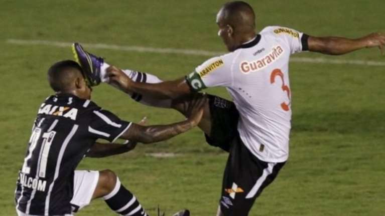 Χτύπημα αλά Καράτε κιντ σε ποδοσφαιρικό αγώνα (vd)