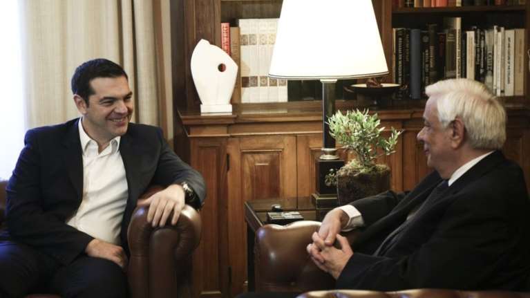 Συναίνεση ή σωσίβιο: Τα παιχνίδια του Μαξίμου