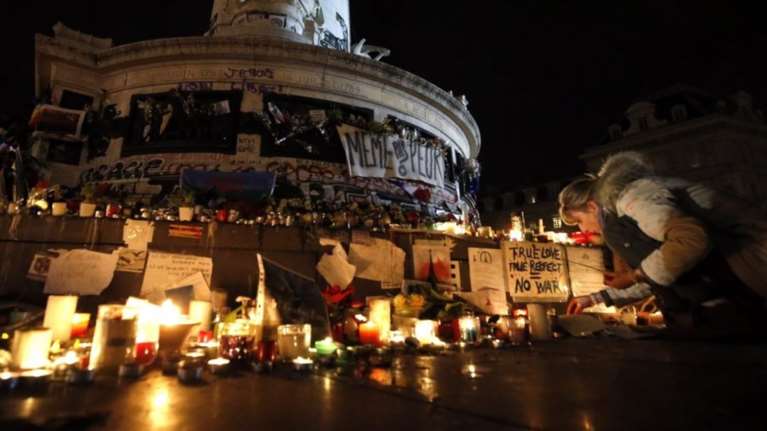 Οι Γάλλοι κηδεύουν τα θύματα των τζιχαντιστών