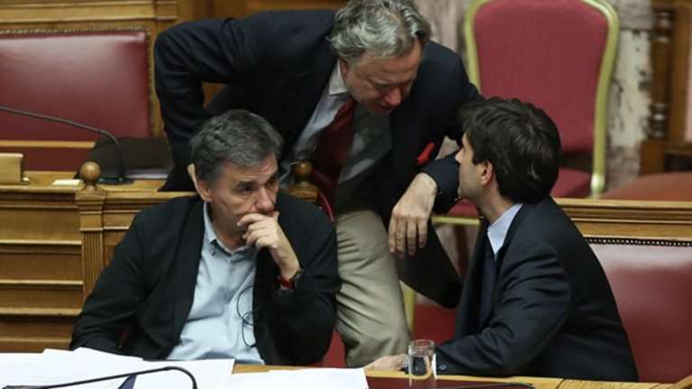 Η κυβέρνηση αντιμέτωπη με τη βόμβα του Aσφαλιστικού