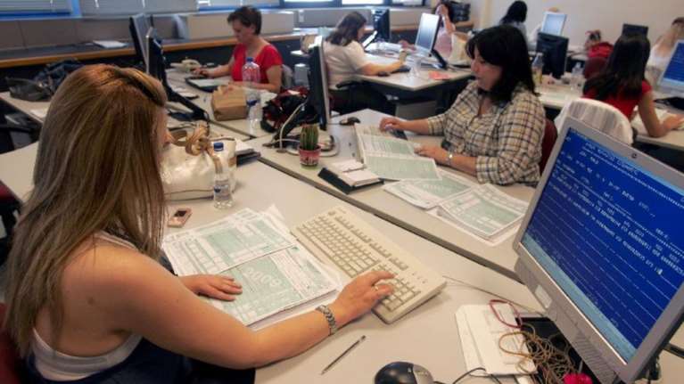 Αυτόματες κατασχέσεις από τραπεζικούς λογαριασμούς για χρέη στην εφορία