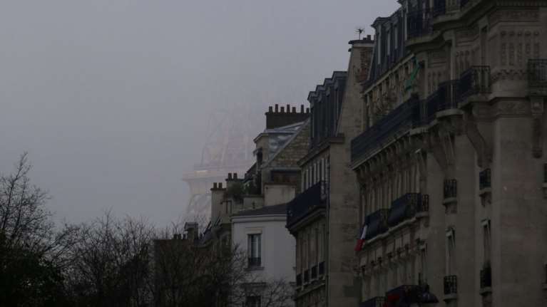 Ο Πύργος του &#39;Αιφελ «κόπηκε» στα δύο, μία παραμυθένια εικόνα