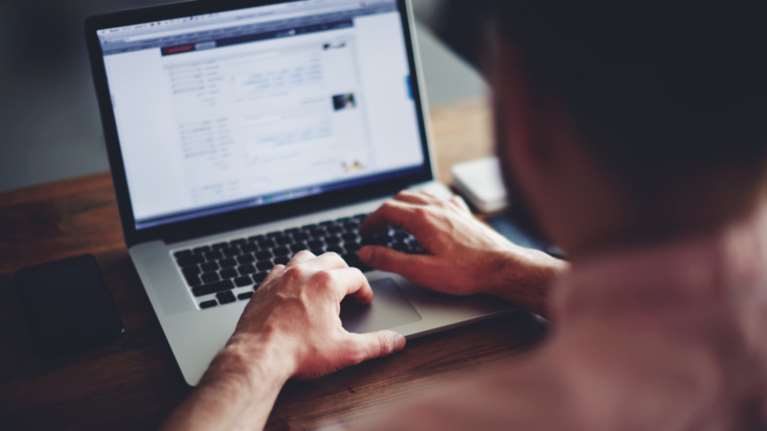 Eκδικητικός εραστής πόσταρε στο FB αισθησιακές φωτογραφίες της ερωμένης του