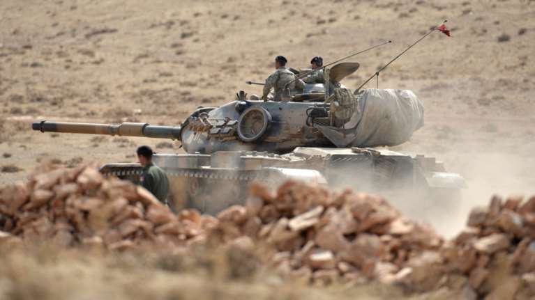 Χωρίς καν «φερετζέ» η Τουρκία εξοπλίζει τον ISIS: φωτογραφίες και βίντεο