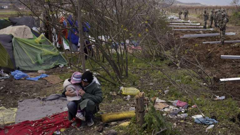 Αρχισαν να στήνουν τον φράκτη στα σύνορα οι Σκοπιανοί