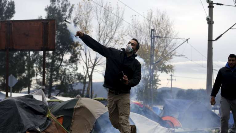 «Εκρηξη» οργής από τους πρόσφυγες στην Ειδομένη για το φράχτη των Σκοπίων