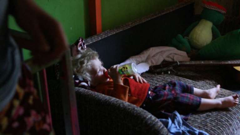 Η θλιβερή ζωή ενός δίχρονου παιδιού με τους τοξικομανείς γονείς του