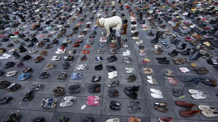 Οι ακτιβιστές κάλυψαν την Place de la Republique με... παπούτσια!