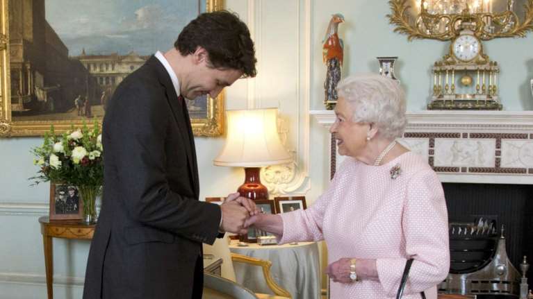 Τι είπε η Ελισάβετ στον Τριντό όταν την είπε...γριά!