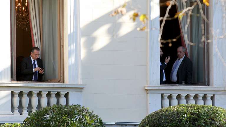 Ντουμάνια πάνω από το Προεδρικό Μέγαρο