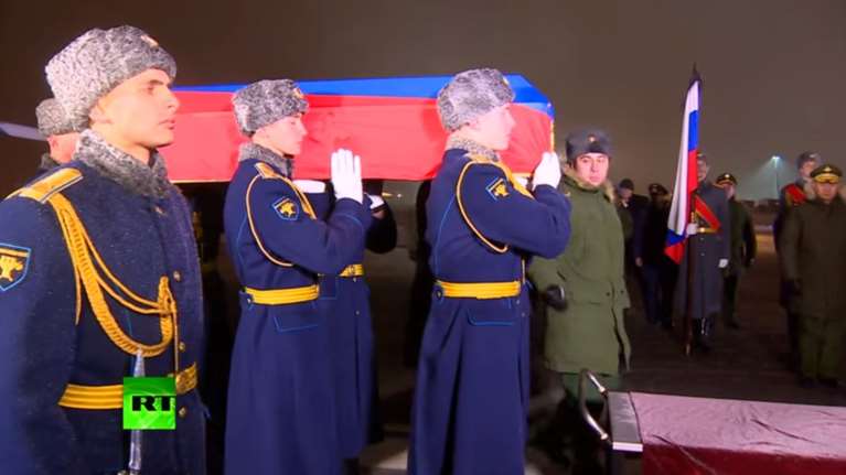 Στη Μόσχα η σορός του ρώσου πιλότου του Σουχόι: εικόνες και βίντεο