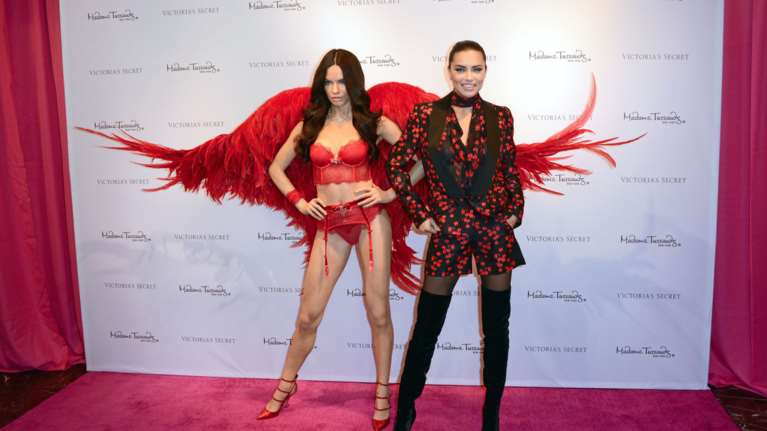 Η Αντριάνα Λίμα και η... καυτή δίδυμη αδελφή της; Δείτε καλύτερα...