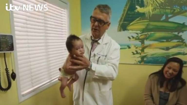 Ένας παιδίατρος βρήκε τρόπο για να σταματούν τα μωρά το κλάμα