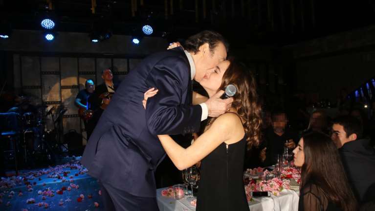 Πρεμιέρα Βοσκόπουλου: Η Γκερέκου, η κούκλα κόρη και τα τρυφερά φιλιά!