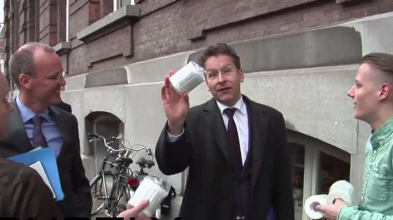 Με χαρτιά υγείας υποδέχτηκαν τον Ντάισελμπλουμ έξω από την ολλανδική βουλή