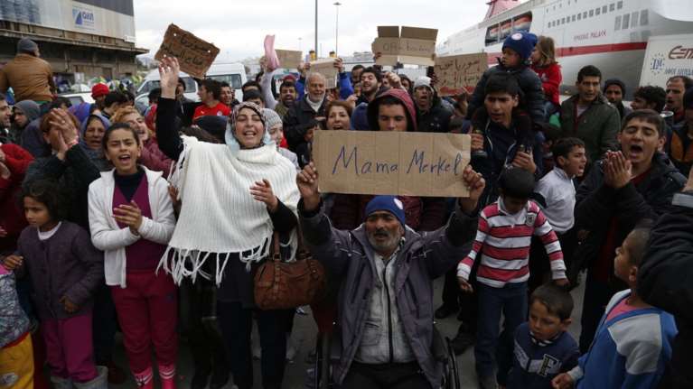 Πειραιάς: Βοήθεια από τη «Mama Merkel» ζητούν οι πρόσφυγες