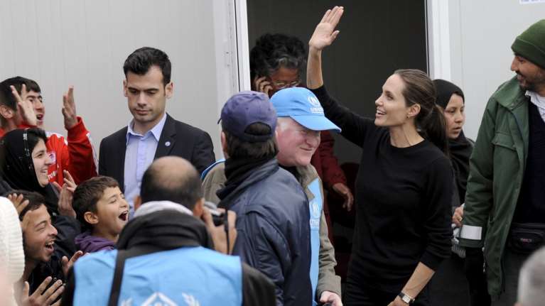 Τι είπε η Τζολί στην οικογένεια προσφύγων που συνάντησε στον Πειραιά