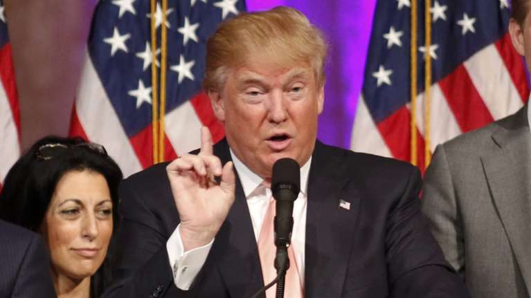 Οι 8 διάσημοι που θα φύγουν από τις ΗΠΑ αν κερδίσει ο Τραμπ