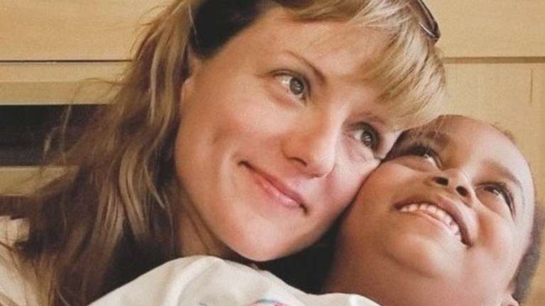 Η Μαρία άνοιξε το δρόμο στις Ελληνίδες που θέλουν να υιοθετήσουν παιδί