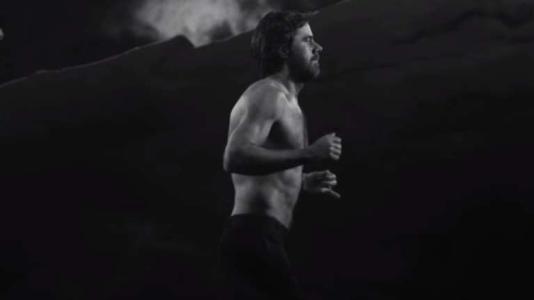 Αυτός είναι ο ημίγυμνος άνδρας που πρωταγωνιστεί στο clip του Utopia Land