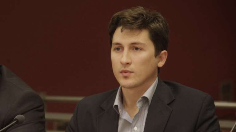 Εκπρόσωπος ΠΑΣΟΚ για Καμμένο:Η ρόμπα είναι στη θέση της