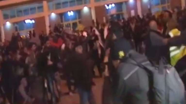 Νέα συμπλοκή μεταξύ προσφύγων στο λιμάνι του Πειραιά για το συσσίτιο