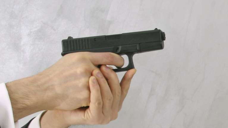 «Φάμπρικα» πλαστών πιστοποιητικών για άδεια οπλοφορίας