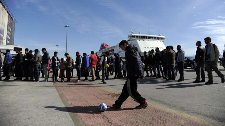 «Βουλιάζει» πάλι ο Πειραιάς, αρχίζει η μετακίνηση προσφύγων στην περιφέρεια