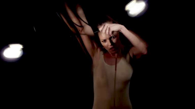 Χωρίς ρετούς στο σκοτάδι.Η Κέιτ Μος στο νέο βίντεο κλιπ των Massive Attack.