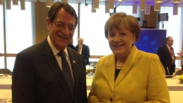 Χαρές Αναστασιάδη-Μέρκελ πριν δουν τον Νταβούτογλου: happy faces;