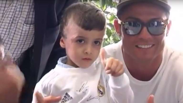 Πεντάχρονος Παλαιστίνιος παίζει με τα αστέρια της Ρεάλ