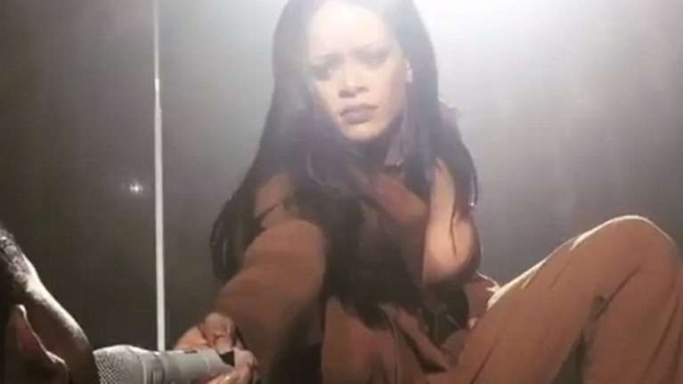 Ο ταλαντούχος φαν της Ριάνα που την έκανε να σαστίσει επί σκηνής! [Βίντεο]