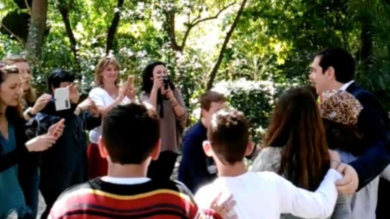 Παιδιά, ο Τσίπρας!-Απρόσμενη συνάντηση στον εθνικό κήπο