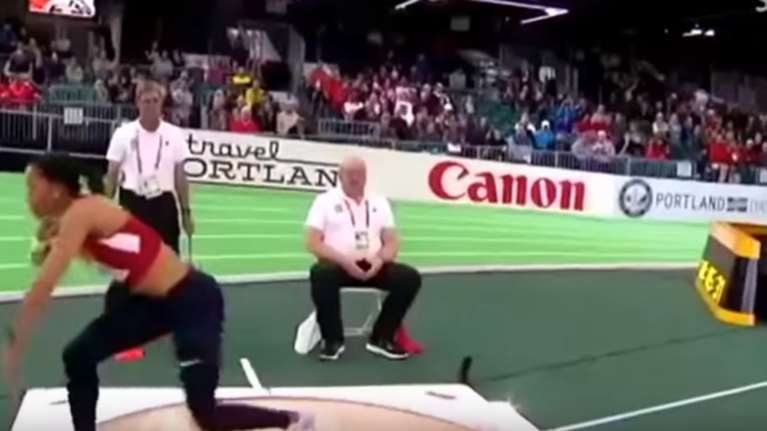 Φωτορεπόρτερ σωριάζεται από τη σφαίρα στον στίβο (vd)