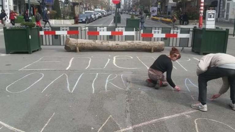 Βρυξέλλες: Στην άσφαλτο γράφουν με κιμωλία μηνύματα κατά τρομοκρατίας