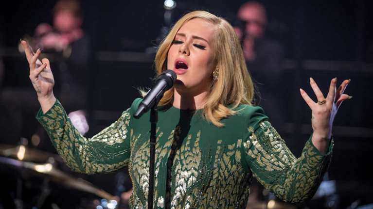 Αντέλ: Τραγουδήστε μαζί μου, να μας ακούσουν στις Βρυξέλλες