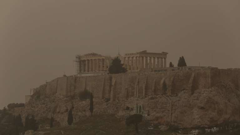 Απίστευτες εικόνες: Η σκόνη «έκρυψε» Ακρόπολη, Μπούρτζι και γέφυρα Ρίου